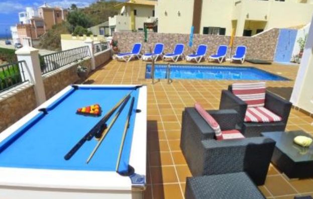 VILLA DE TRES DORMITORIOS, TRES BAÑOS, AMPLIA TERRAZA CON PISCINA  E IMPRESIONANTES VISTAS