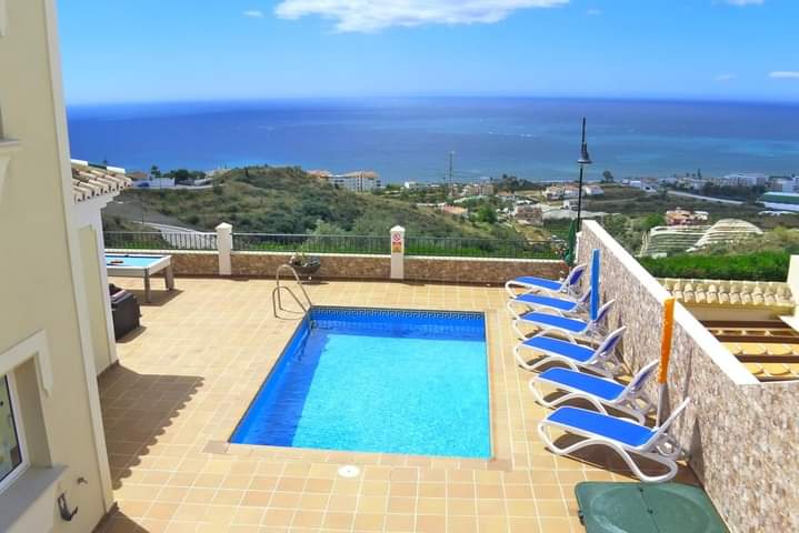 VILLA DE TRES DORMITORIOS, TRES BAÑOS, AMPLIA TERRAZA CON PISCINA  E IMPRESIONANTES VISTAS