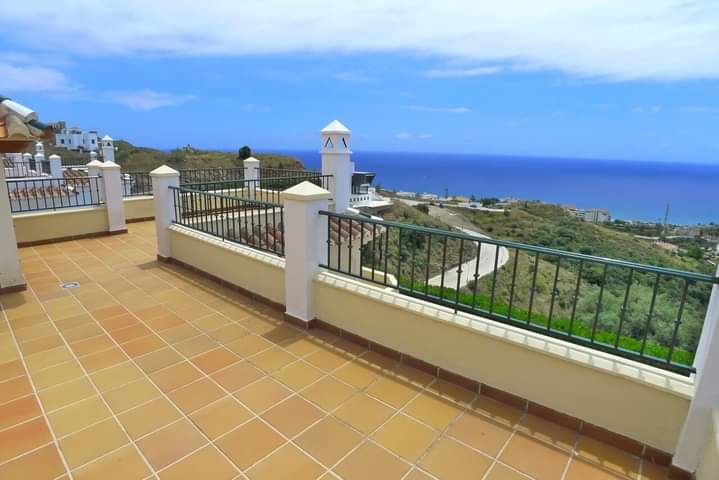 VILLA DE TRES DORMITORIOS, TRES BAÑOS, AMPLIA TERRAZA CON PISCINA  E IMPRESIONANTES VISTAS