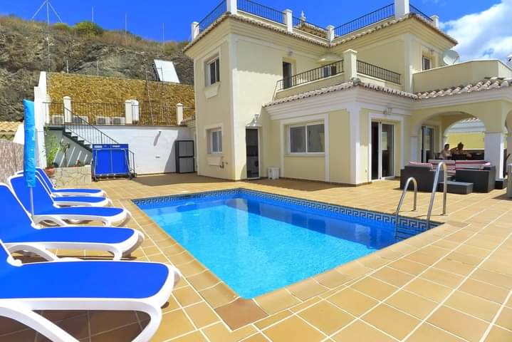 VILLA DE TRES DORMITORIOS, TRES BAÑOS, AMPLIA TERRAZA CON PISCINA  E IMPRESIONANTES VISTAS