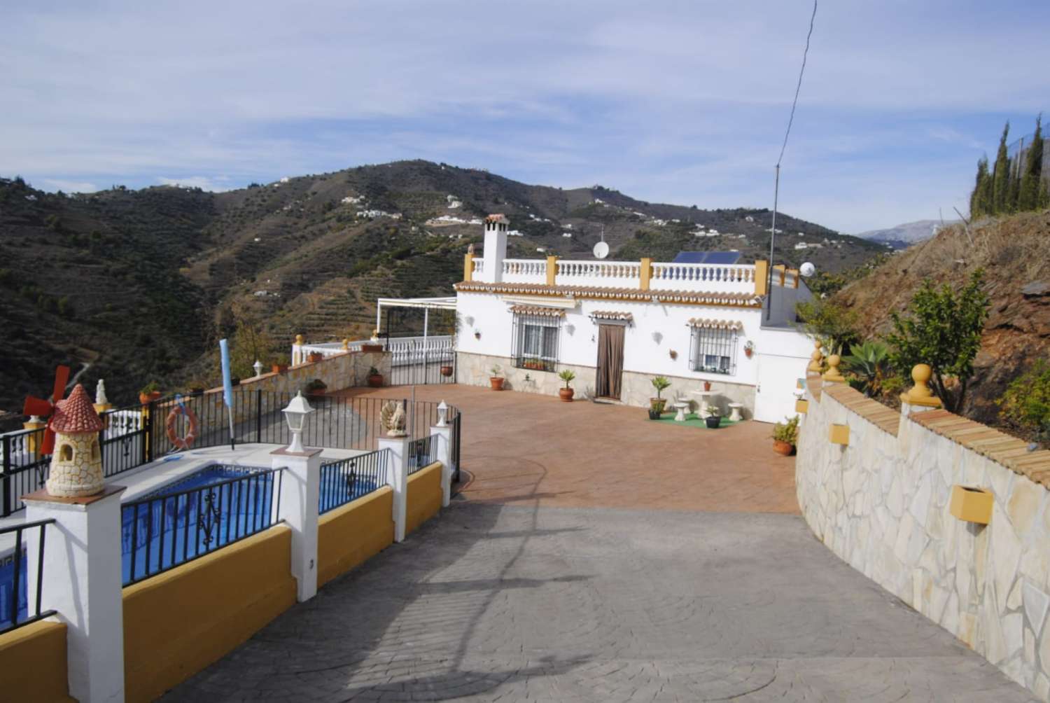 THREE BEDROOM RURAL HOUSE IN TORROX WITH PRIVATE POOL