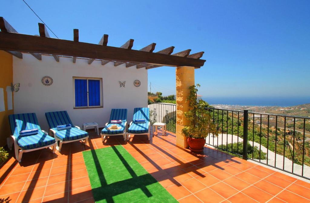 THREE BEDROOM RURAL HOUSE IN TORROX WITH PRIVATE POOL