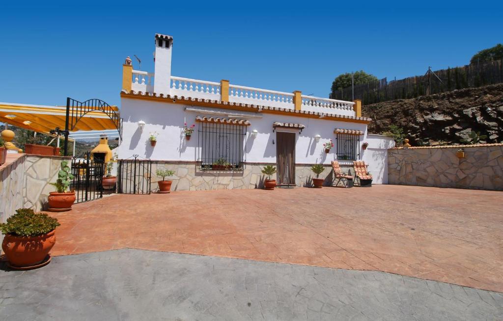 THREE BEDROOM RURAL HOUSE IN TORROX WITH PRIVATE POOL