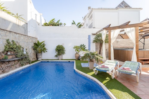 MAISON DE VILLE DE TROIS CHAMBRES AVEC JACUZZI ET PISCINE PRIVÉE