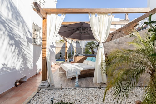 MAISON DE VILLE DE TROIS CHAMBRES AVEC JACUZZI ET PISCINE PRIVÉE