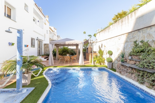 MAISON DE VILLE DE TROIS CHAMBRES AVEC JACUZZI ET PISCINE PRIVÉE