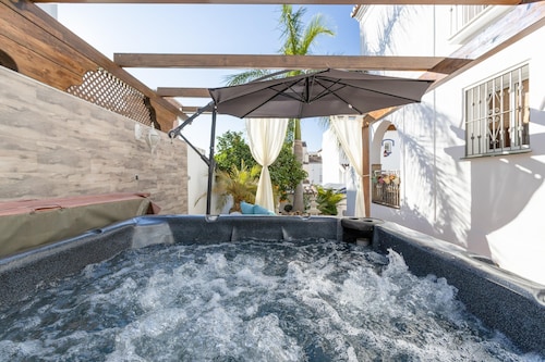 MAISON DE VILLE DE TROIS CHAMBRES AVEC JACUZZI ET PISCINE PRIVÉE