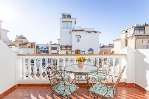 MAISON DE VILLE DE TROIS CHAMBRES AVEC JACUZZI ET PISCINE PRIVÉE