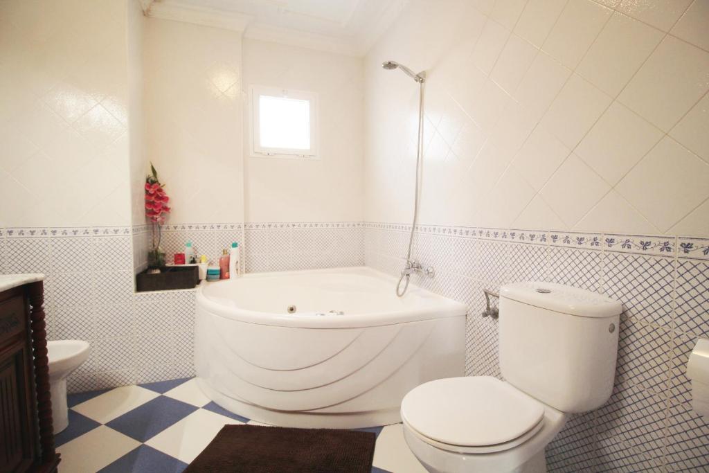 MAISON DE VILLE DE TROIS CHAMBRES AVEC JACUZZI ET PISCINE PRIVÉE