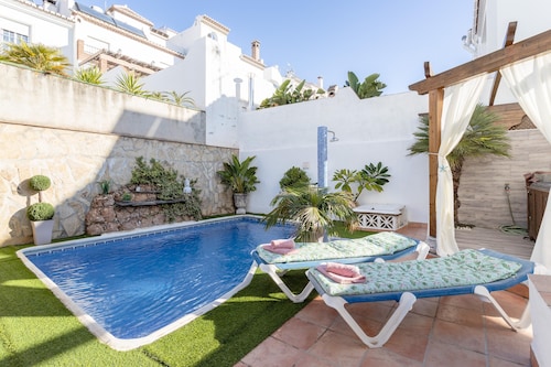 MAISON DE VILLE DE TROIS CHAMBRES AVEC JACUZZI ET PISCINE PRIVÉE