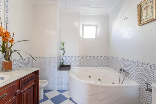 MAISON DE VILLE DE TROIS CHAMBRES AVEC JACUZZI ET PISCINE PRIVÉE