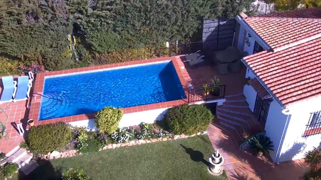 MAISON DE TROIS CHAMBRES DANS UNE URBANISATION CALME AVEC PISCINE