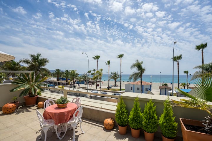 MAGNIFICENT TERRACE FACING THE SEA, CAPACITY FOR FOUR PEOPLE