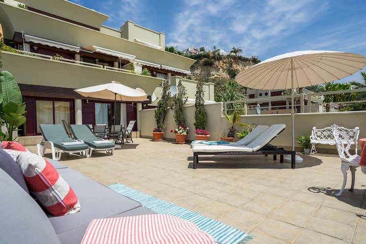 MAGNIFICENT TERRACE FACING THE SEA, CAPACITY FOR FOUR PEOPLE