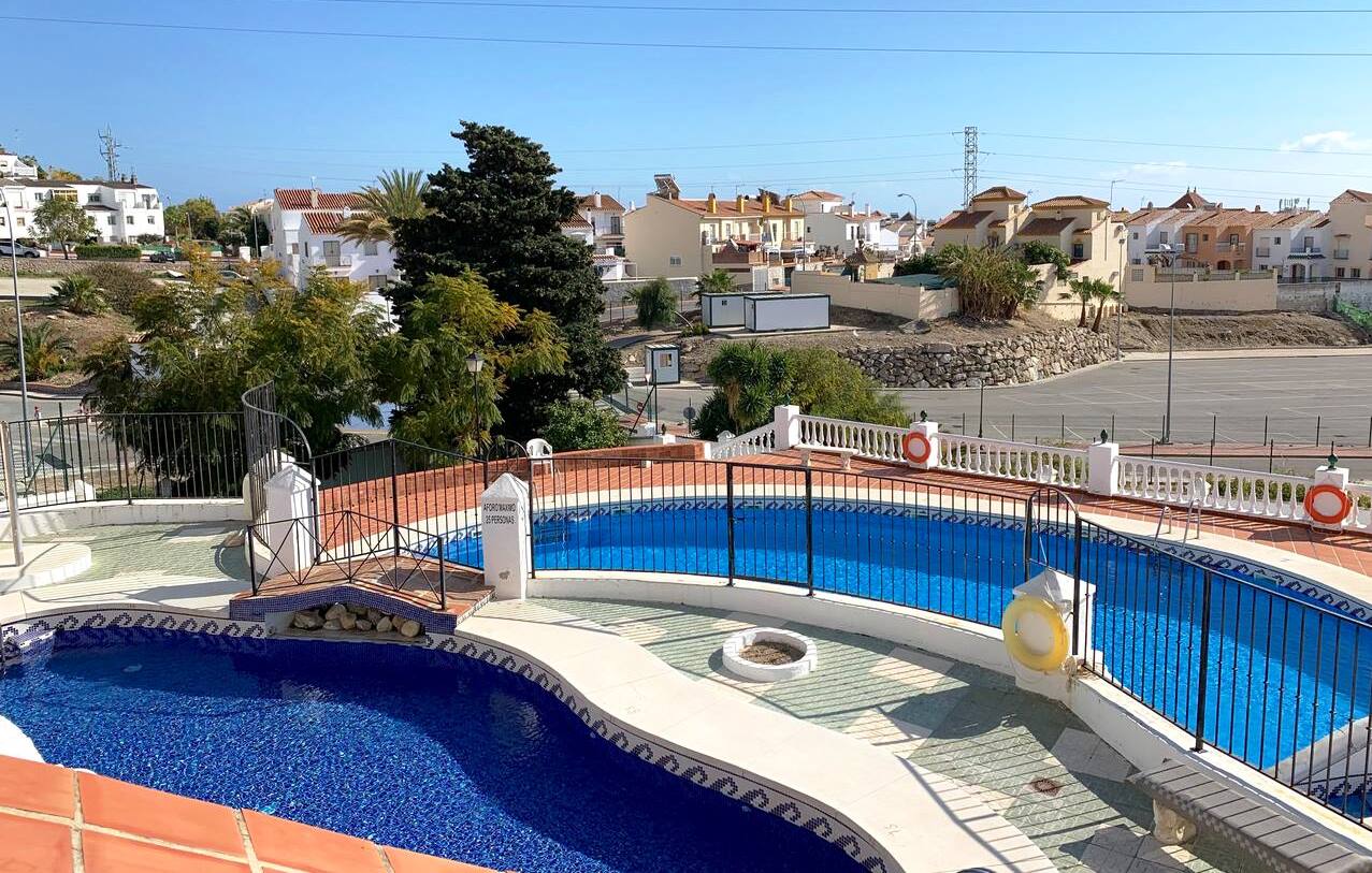 TWO BEDROOM TOWNHOUSE WITH COMMUNAL POOL