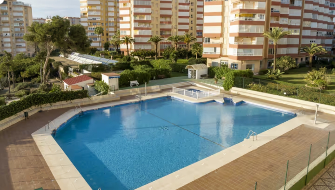 ONE BEDROOM APARTMENT WITH COMMUNAL POOL