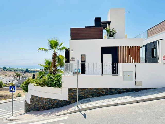 VILLA DE TRES DORMITORIOS CON PISCINA PRIVADA VISTAS AL MAR