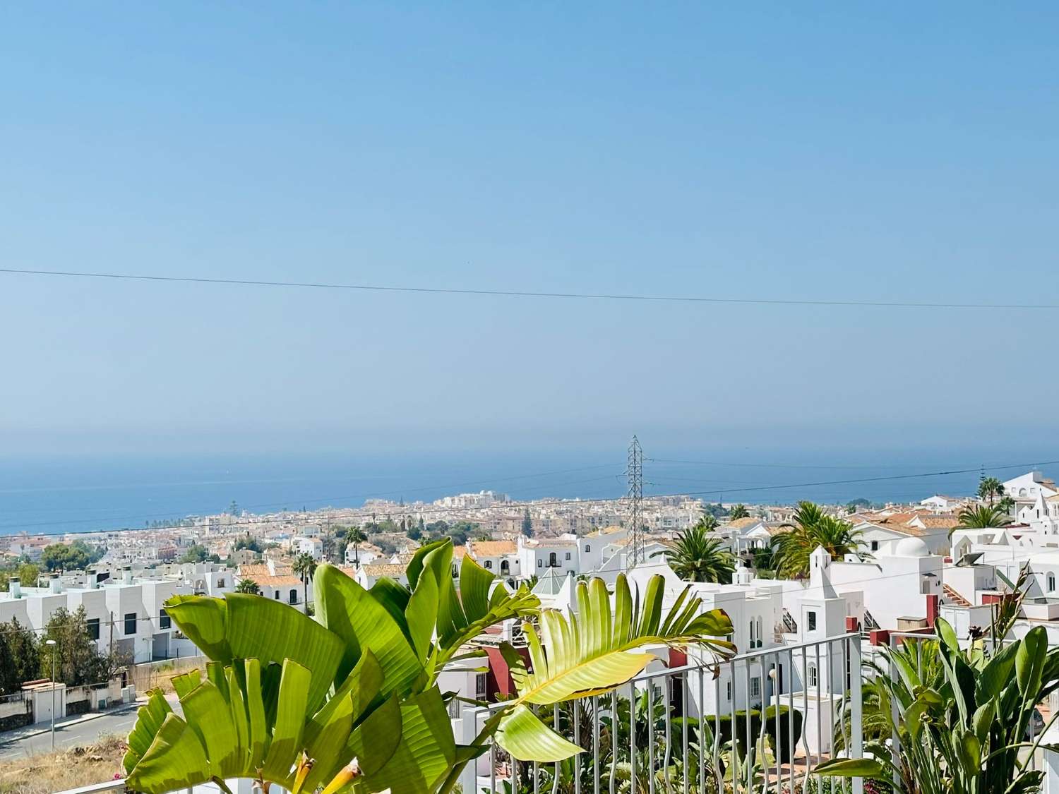 VILLA DE TRES DORMITORIOS CON PISCINA PRIVADA VISTAS AL MAR