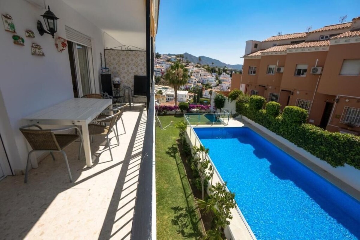 BRIGHT TWO BEDROOM APARTMENT WITH COMMUNAL POOL