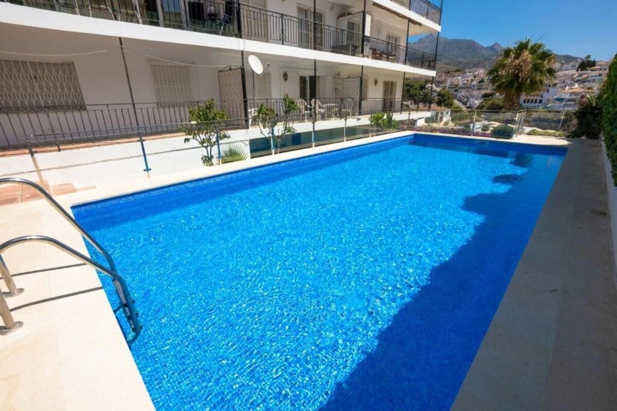 BRIGHT TWO BEDROOM APARTMENT WITH COMMUNAL POOL