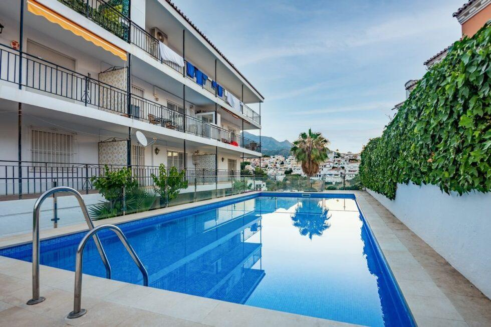 BRIGHT TWO BEDROOM APARTMENT WITH COMMUNAL POOL