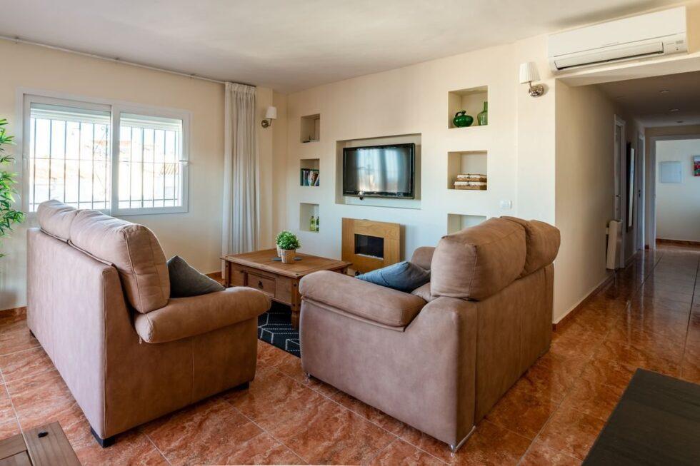 BRIGHT TWO BEDROOM APARTMENT WITH COMMUNAL POOL