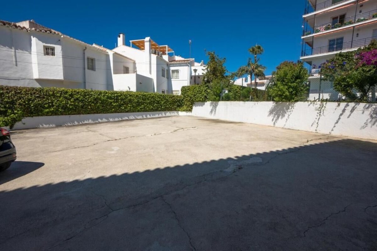 BRIGHT TWO BEDROOM APARTMENT WITH COMMUNAL POOL