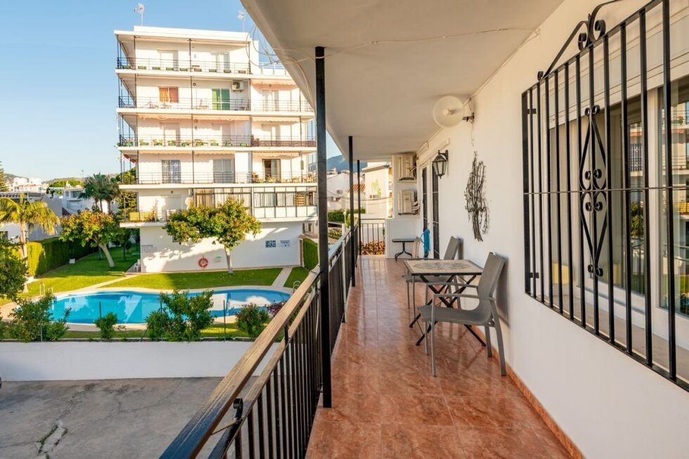 BRIGHT TWO BEDROOM APARTMENT WITH COMMUNAL POOL