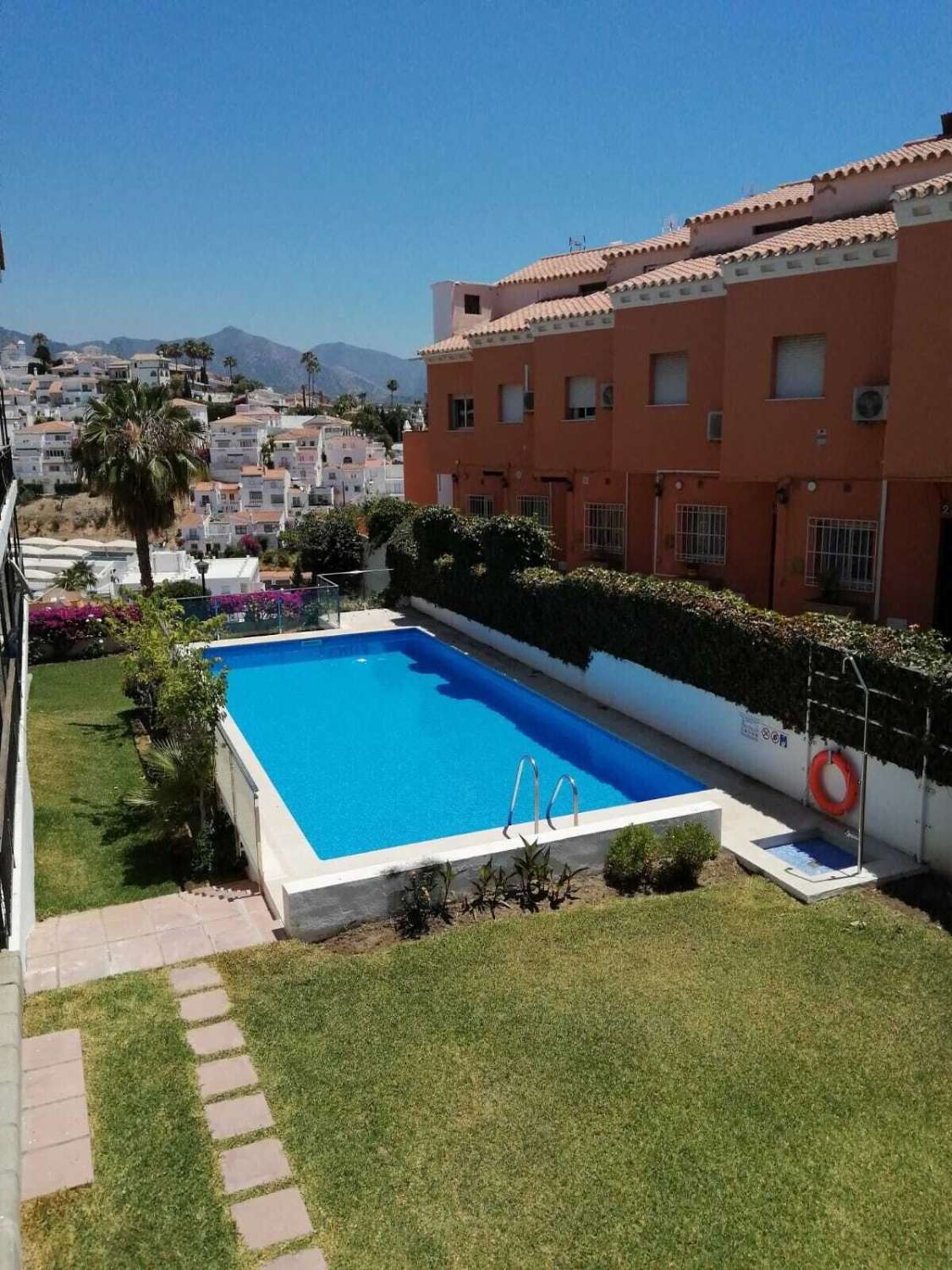 BRIGHT TWO BEDROOM APARTMENT WITH COMMUNAL POOL