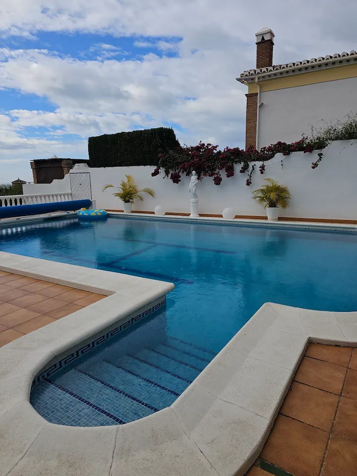 BELLE VILLA DE TROIS CHAMBRES AVEC PISCINE PRIVÉE