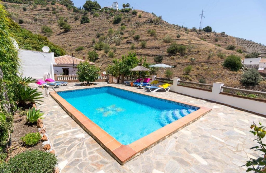 VILLA DE TRES DORMITORIOS CON PISCINA PRIVADA