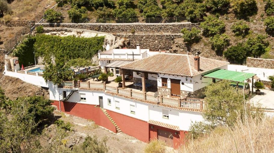 VILLA DE TRES DORMITORIOS CON PISCINA PRIVADA