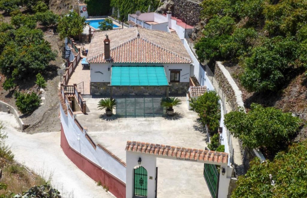 VILLA DE TRES DORMITORIOS CON PISCINA PRIVADA